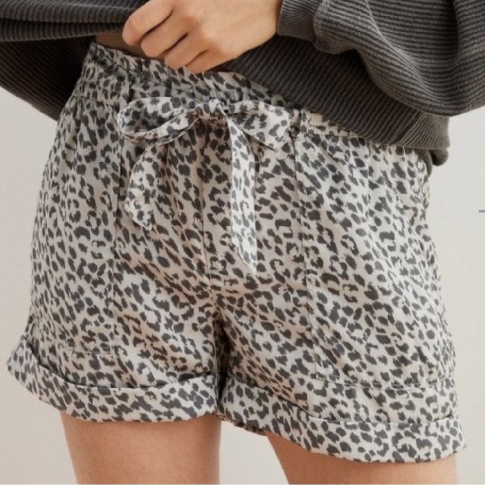aerie Glacier Gray Leopard Print Paperbag Camp Shorts. Tag size Small